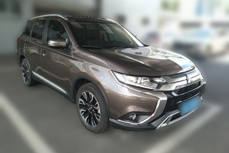 Used Mitsubishi Outlander 2020 2.0L Two-Wheel Drive Comfort Edition 7-Seater Front Right 45 Deg