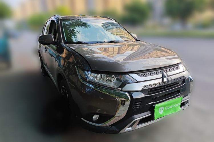 Used Mitsubishi Outlander 2020 2.0L Two-Wheel Drive Enjoyment Version 5 Seats Front Right 45 Deg