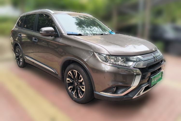 Used Mitsubishi Outlander 2020 2.0L Two-Wheel Drive Enjoyment Version 5 Seats Front Right 45 Deg