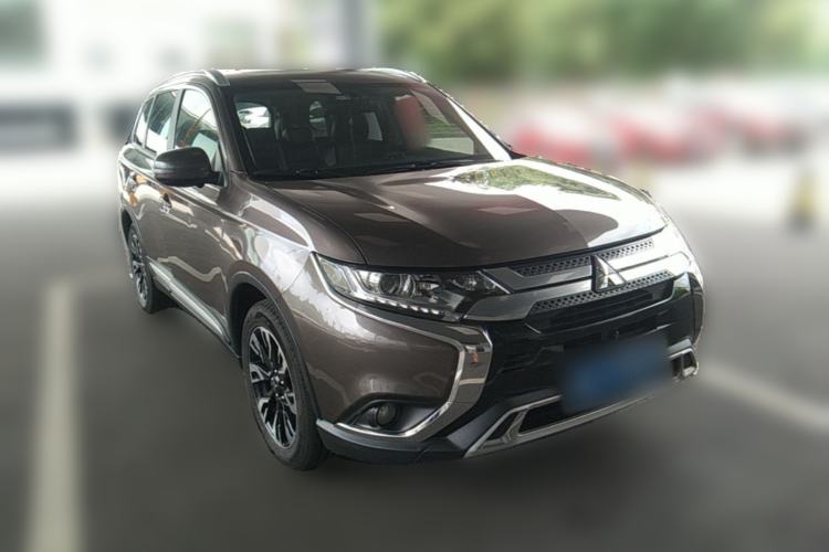 Used Mitsubishi Outlander 2020 2.0L Two-Wheel Drive Comfort Edition 7-Seater Front Right 45 Deg