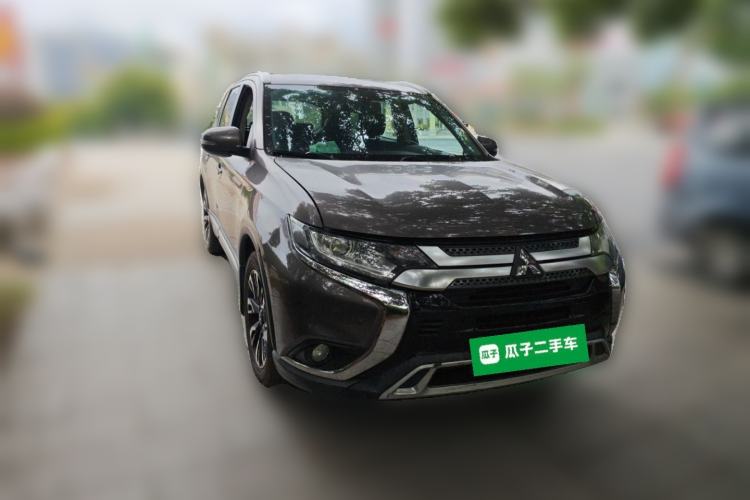 Used Mitsubishi Outlander 2020 2.0L Two-Wheel Drive Comfort Edition 7-Seater Front Right 45 Deg
