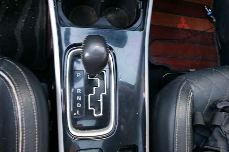 Used Mitsubishi Outlander 2020 2.4L 4x4 Zhi Xiang Edition 5 Seats Gear Lever