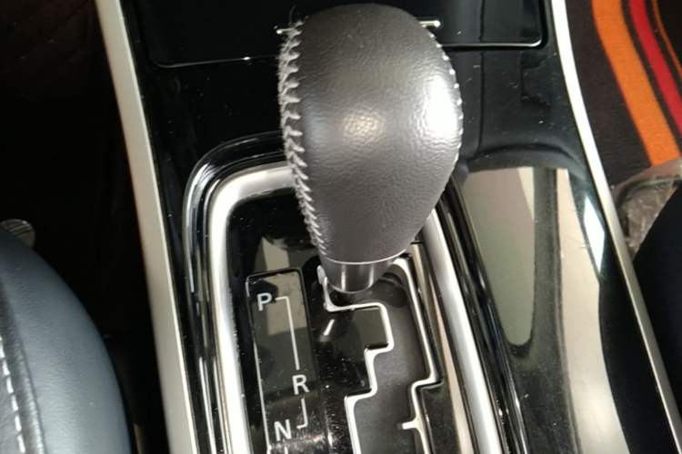 Used Mitsubishi Outlander 2020 2.0L Two-Wheel Drive Comfort Edition 7-Seater Gear Lever