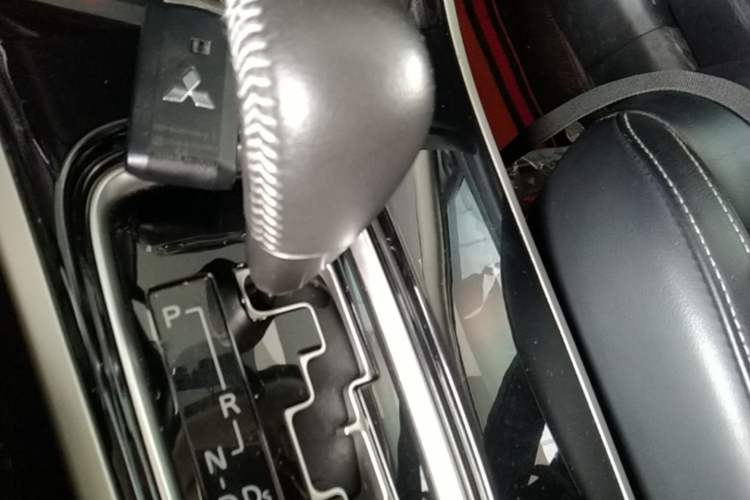 Used Mitsubishi Outlander 2020 2.0L Two-Wheel Drive Comfort Edition 7-Seater Gear Lever