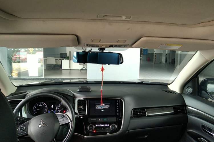 Used Mitsubishi Outlander 2020 2.0L Two-Wheel Drive Comfort Edition 7-Seater Headliner