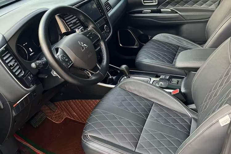 Used Mitsubishi Outlander 2020 2.4L 4x4 Zhi Xiang Edition 5 Seats Interior 2