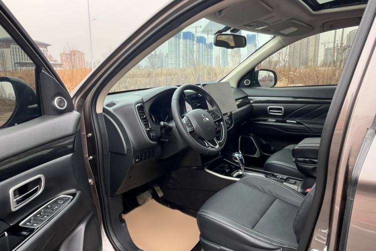 Used Mitsubishi Outlander 2020 2.0L Two-Wheel Drive Enjoyment Version 5 Seats Interior 3