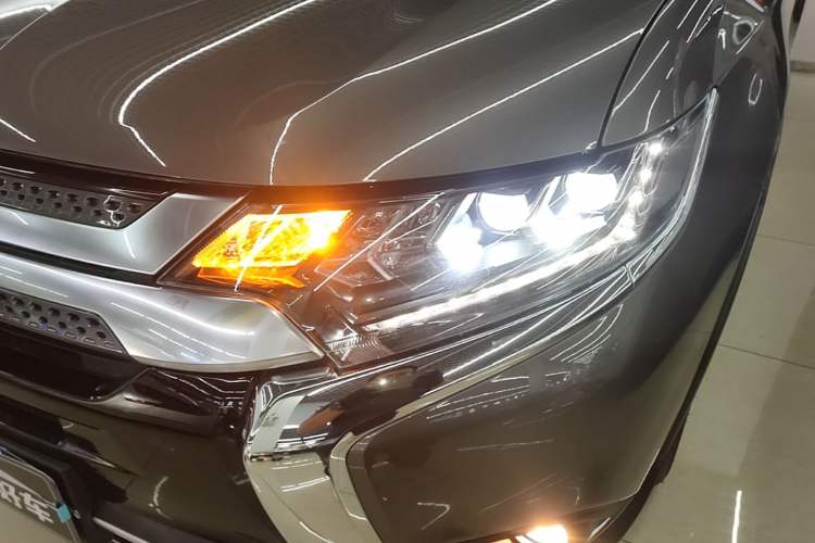 Used Mitsubishi Outlander 2020 2.4L 4x4 Zhi Xiang Edition 5 Seats Left Front Headlight