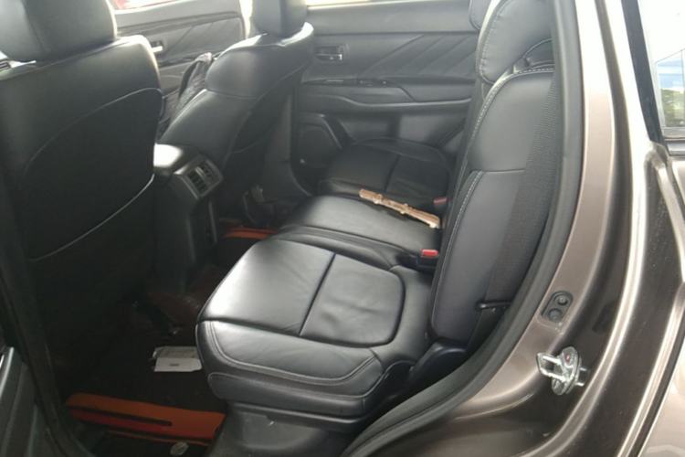 Used Mitsubishi Outlander 2020 2.0L Two-Wheel Drive Comfort Edition 7-Seater Left Rear Seat