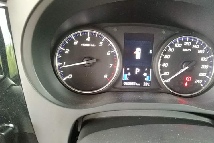 Used Mitsubishi Outlander 2020 2.0L Two-Wheel Drive Comfort Edition 7-Seater Odometer Close Up