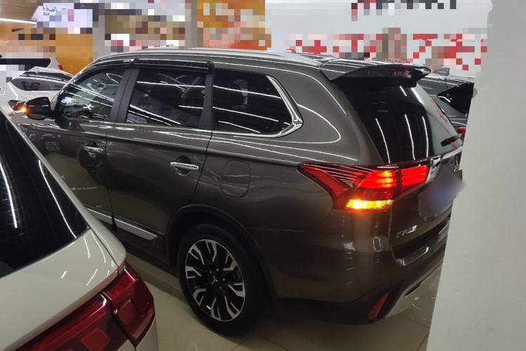 Used Mitsubishi Outlander 2020 2.4L 4x4 Zhi Xiang Edition 5 Seats Rear Left 45 Deg