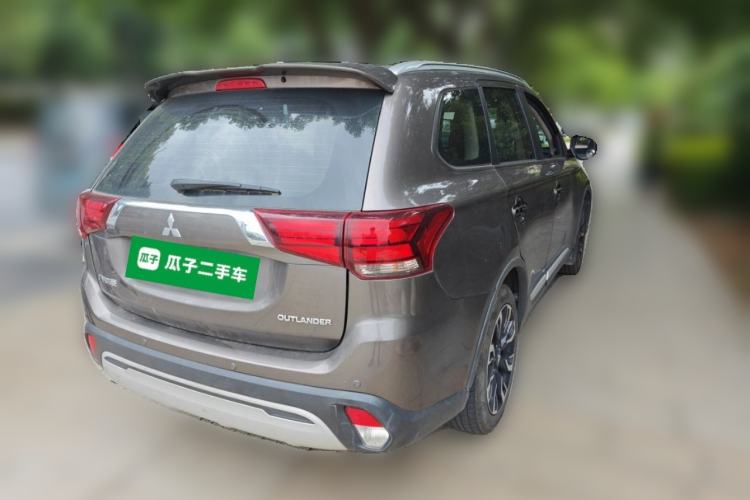 Used Mitsubishi Outlander 2020 2.0L Two-Wheel Drive Comfort Edition 7-Seater Rear Right 45 Deg