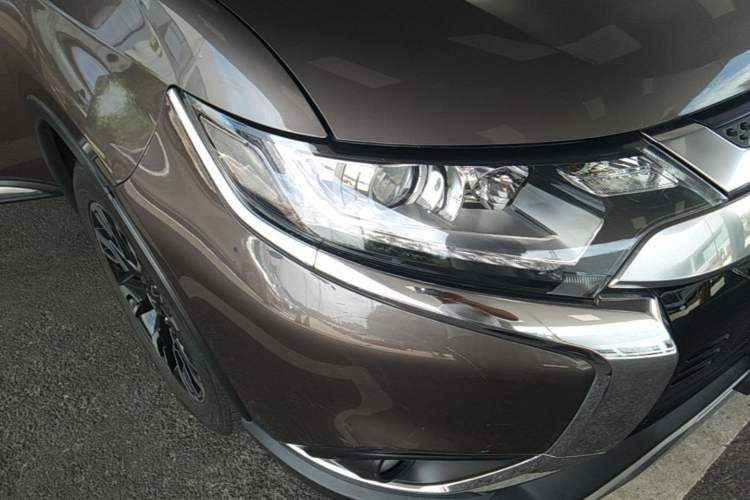 Used Mitsubishi Outlander 2020 2.0L Two-Wheel Drive Comfort Edition 7-Seater Right Front Headlight