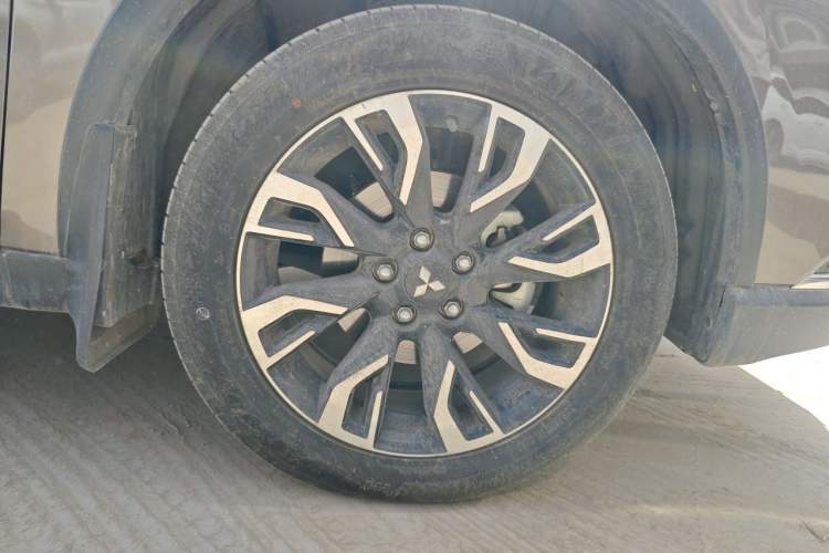 Used Mitsubishi Outlander 2020 2.0L Two-Wheel Drive Enjoyment Version 5 Seats Right Front Wheel Hub