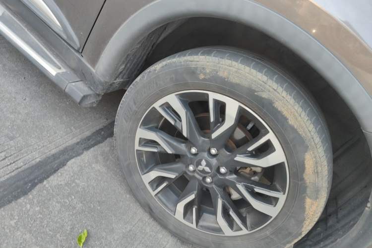 Used Mitsubishi Outlander 2020 2.4L 4x4 Zhi Xiang Edition 5 Seats Right Front Wheel Hub