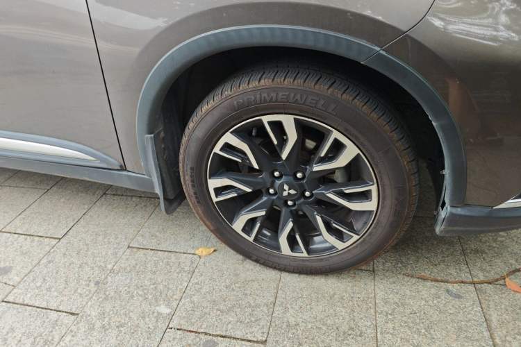 Used Mitsubishi Outlander 2020 2.0L Two-Wheel Drive Comfort Edition 7-Seater Right Front Wheel Hub