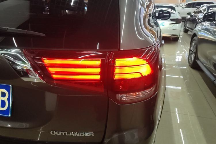 Used Mitsubishi Outlander 2020 2.4L 4x4 Zhi Xiang Edition 5 Seats Right Rear Taillight