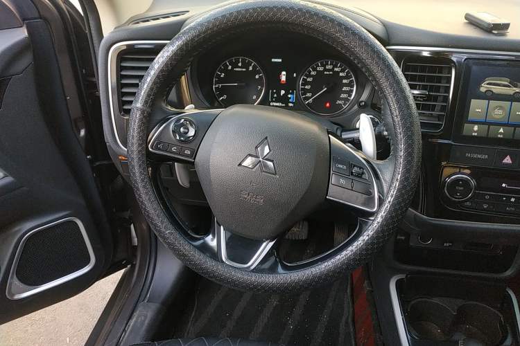 Used Mitsubishi Outlander 2020 2.4L 4x4 Zhi Xiang Edition 5 Seats Steering Wheel