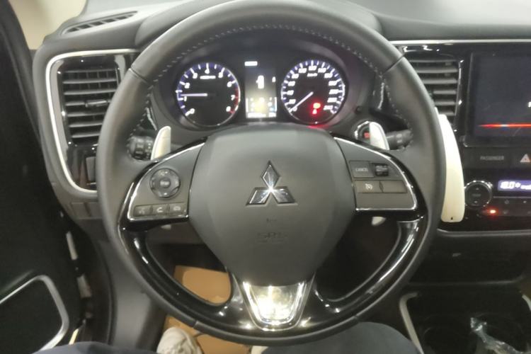 Used Mitsubishi Outlander 2020 2.4L 4x4 Zhi Xiang Edition 5 Seats Steering Wheel
