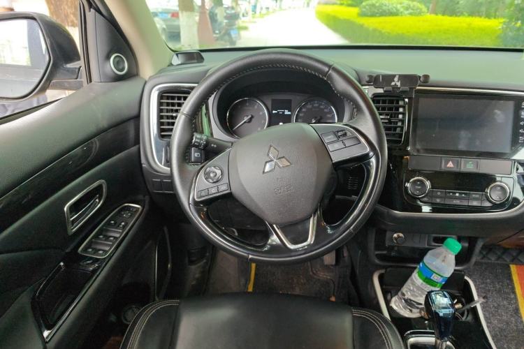 Used Mitsubishi Outlander 2020 2.0L Two-Wheel Drive Comfort Edition 7-Seater Steering Wheel