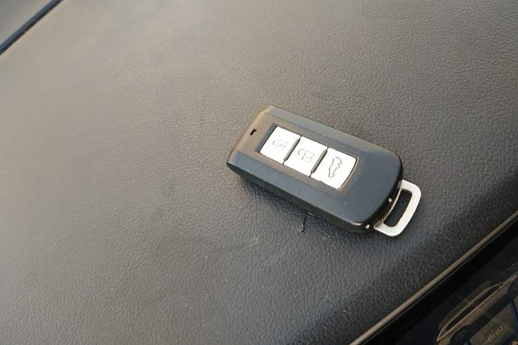 Used Mitsubishi Outlander 2020 2.4L 4x4 Zhi Xiang Edition 5 Seats Vehicle Key