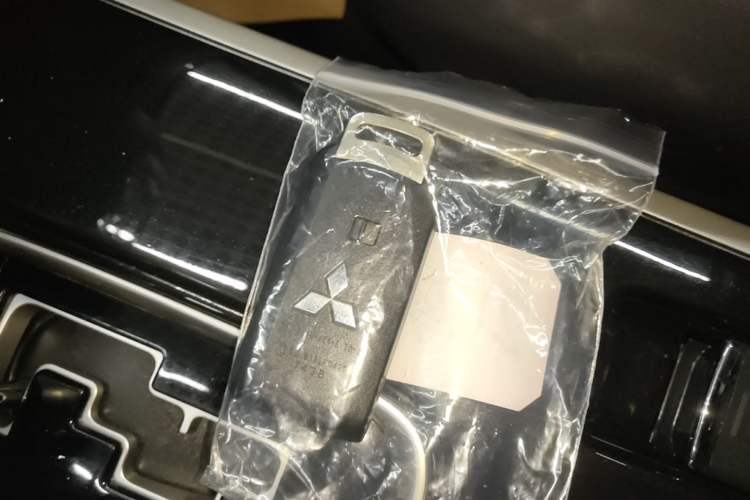 Used Mitsubishi Outlander 2020 2.4L 4x4 Zhi Xiang Edition 5 Seats Vehicle Key