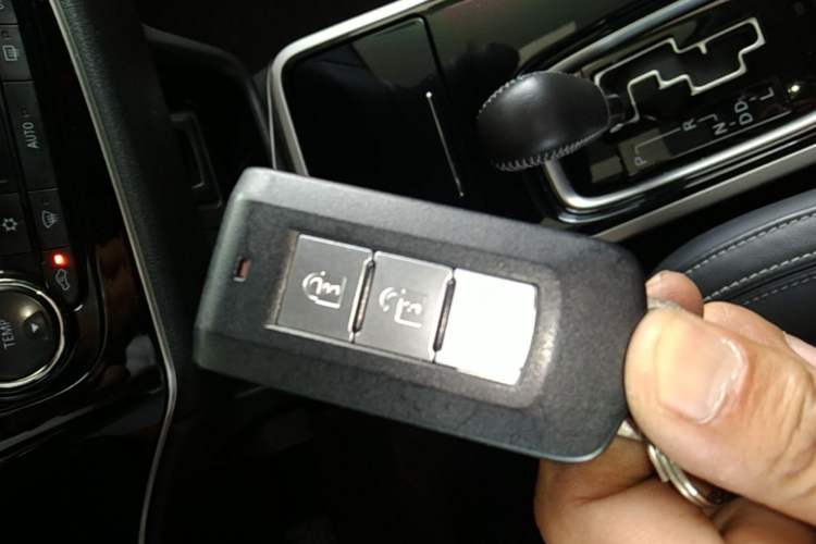Used Mitsubishi Outlander 2020 2.0L Two-Wheel Drive Comfort Edition 7-Seater Vehicle Key