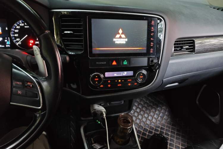 Used Mitsubishi Outlander 2020 2.4L 4x4 Zhi Xiang Edition 5 Seats Audio And AC Panel