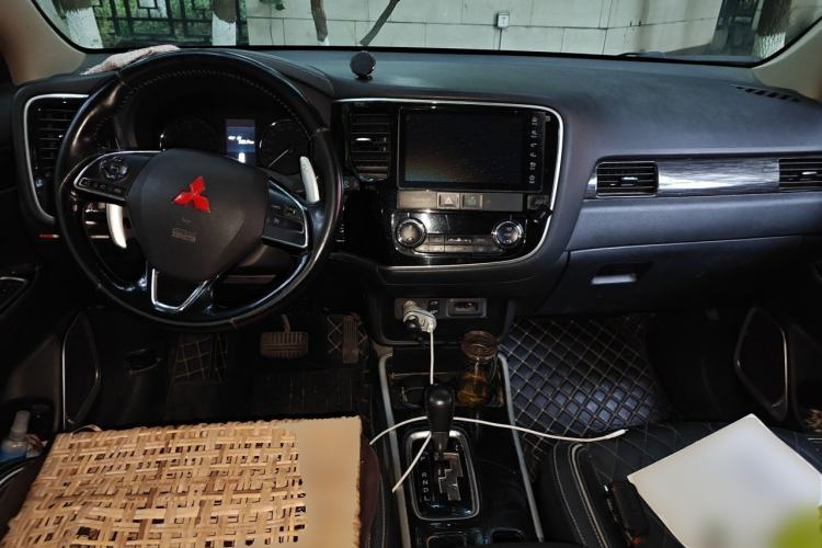 Used Mitsubishi Outlander 2020 2.4L 4x4 Zhi Xiang Edition 5 Seats Center Console