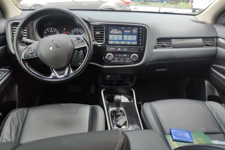 Used Mitsubishi Outlander 2020 2.0L Two-Wheel Drive Enjoyment Version 5 Seats Center Console