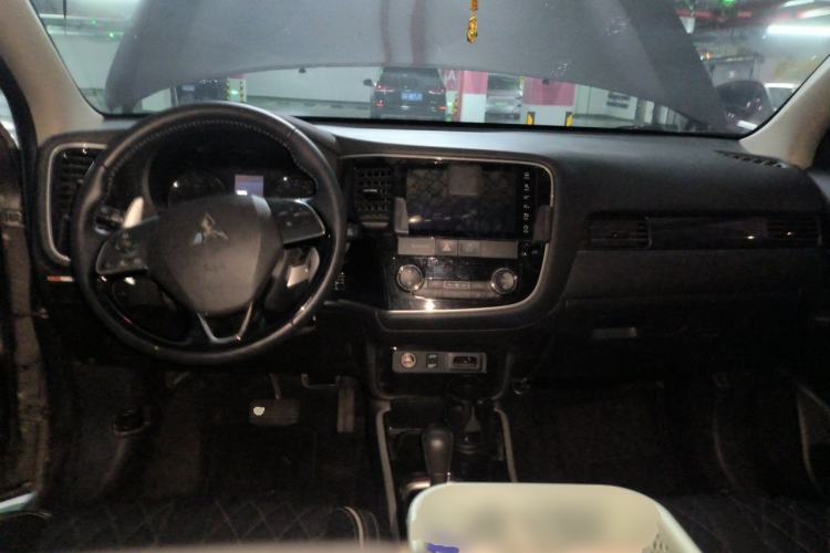 Used Mitsubishi Outlander 2020 2.4L 4x4 Zhi Xiang Edition 5 Seats Center Console