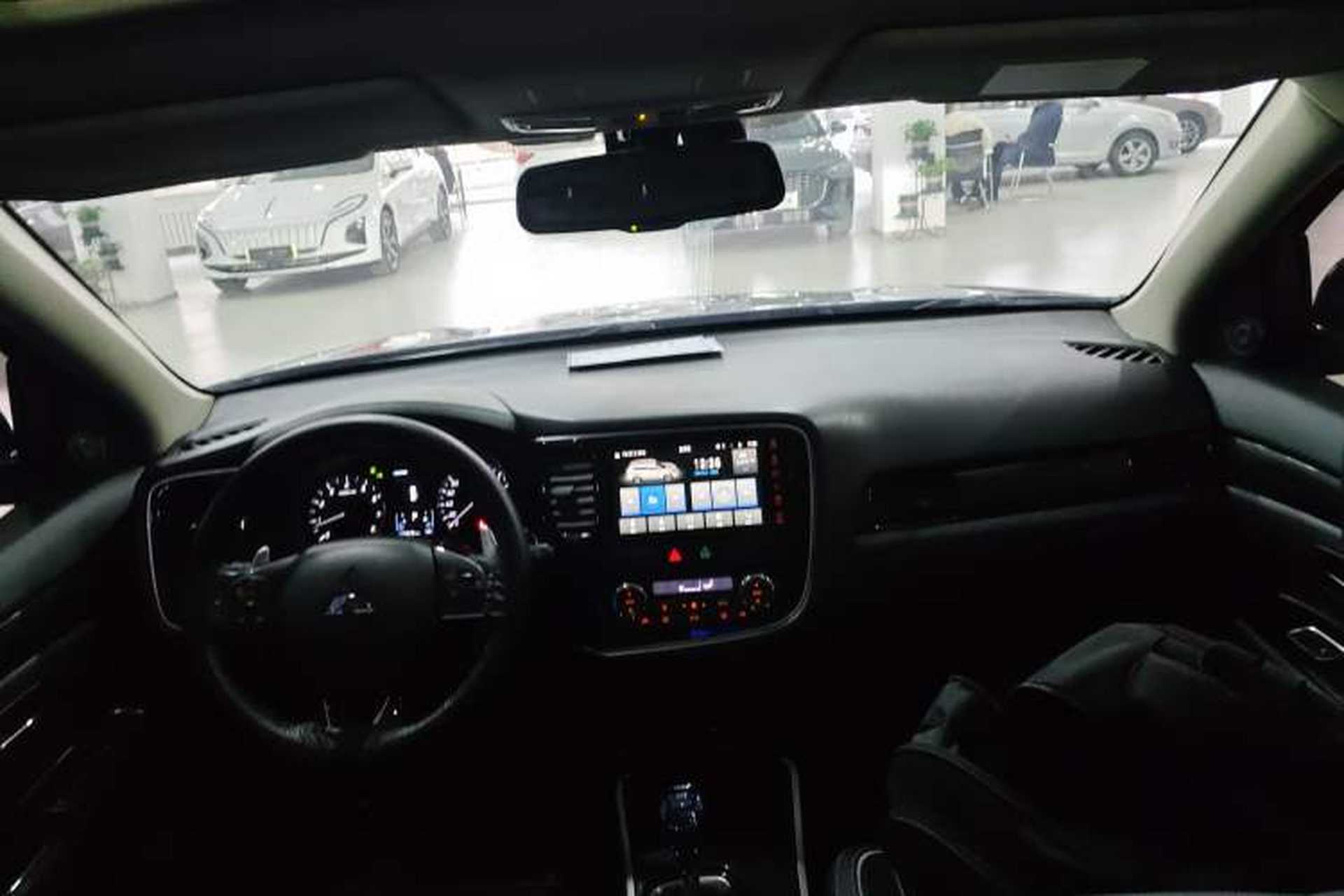 Used Mitsubishi Outlander 2020 2.4L 4x4 Zhi Xiang Edition 5 Seats Center Console