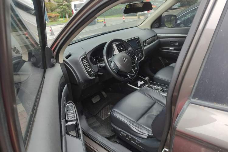Used Mitsubishi Outlander 2020 2.0L Two-Wheel Drive Enjoyment Version 5 Seats Driver Seat