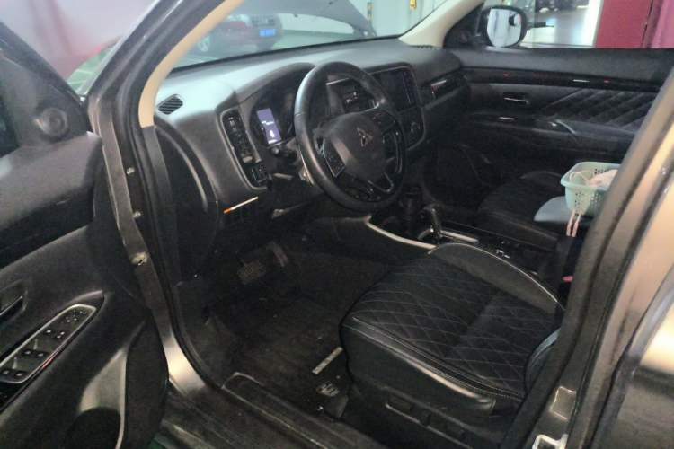 Used Mitsubishi Outlander 2020 2.4L 4x4 Zhi Xiang Edition 5 Seats Driver Seat