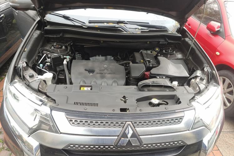 Used Mitsubishi Outlander 2020 2.0L Two-Wheel Drive Enjoyment Version 5 Seats Engine Bay