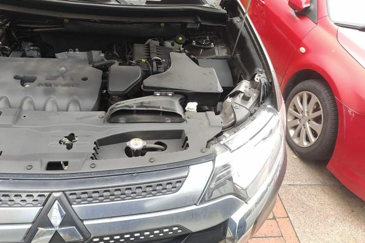 Used Mitsubishi Outlander 2020 2.0L Two-Wheel Drive Enjoyment Version 5 Seats Engine Bay Left