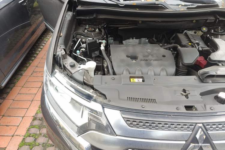 Used Mitsubishi Outlander 2020 2.0L Two-Wheel Drive Enjoyment Version 5 Seats Engine Bay Right