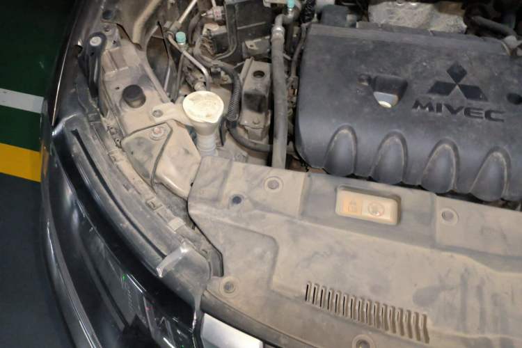 Used Mitsubishi Outlander 2020 2.4L 4x4 Zhi Xiang Edition 5 Seats Engine Bay Right