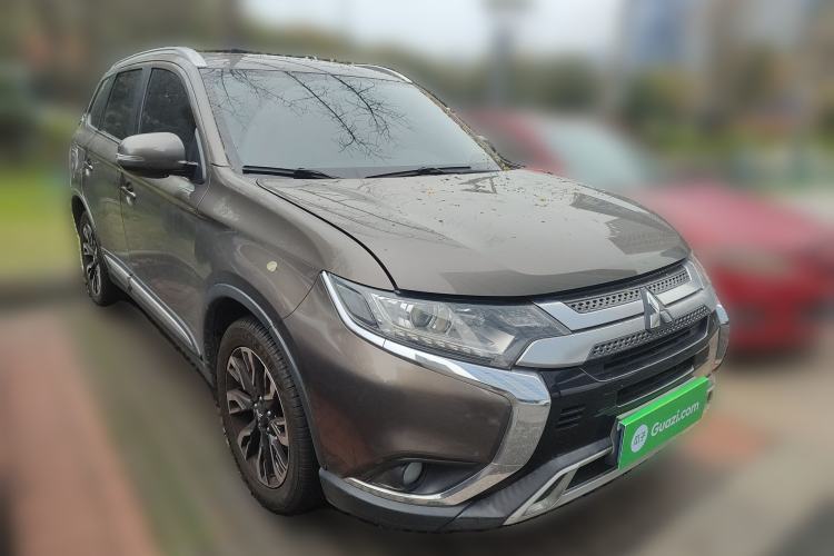 Used Mitsubishi Outlander 2020 2.0L Two-Wheel Drive Enjoyment Version 5 Seats Front Right 45 Deg