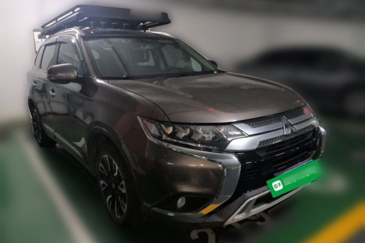 Used Mitsubishi Outlander 2020 2.4L 4x4 Zhi Xiang Edition 5 Seats Front Right 45 Deg