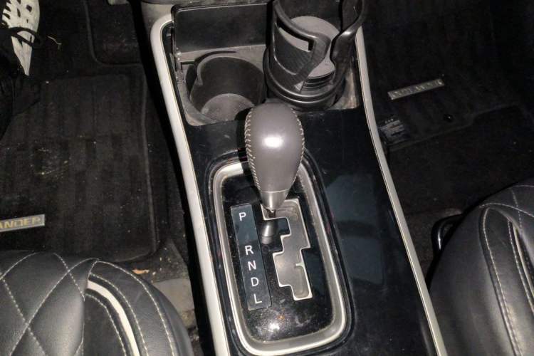 Used Mitsubishi Outlander 2020 2.4L 4x4 Zhi Xiang Edition 5 Seats Gear Lever