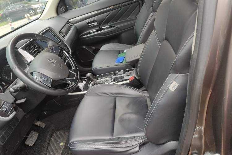 Used Mitsubishi Outlander 2020 2.0L Two-Wheel Drive Enjoyment Version 5 Seats Left Front Seat