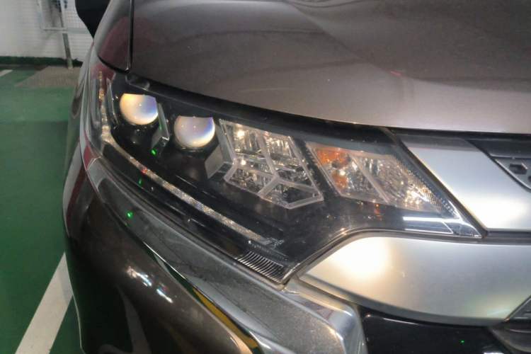 Used Mitsubishi Outlander 2020 2.4L 4x4 Zhi Xiang Edition 5 Seats Right Front Headlight