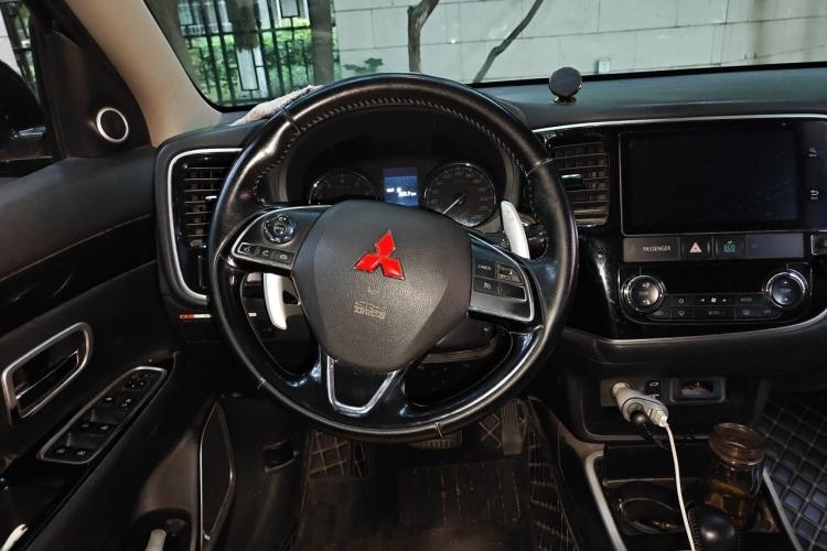 Used Mitsubishi Outlander 2020 2.4L 4x4 Zhi Xiang Edition 5 Seats Steering Wheel
