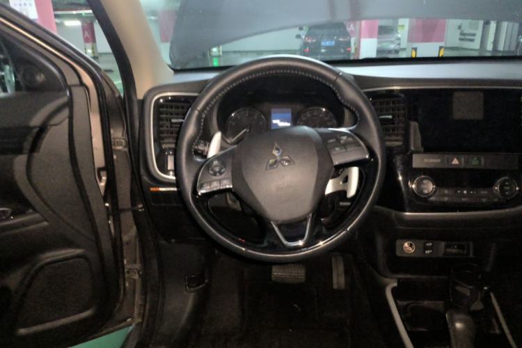 Used Mitsubishi Outlander 2020 2.4L 4x4 Zhi Xiang Edition 5 Seats Steering Wheel