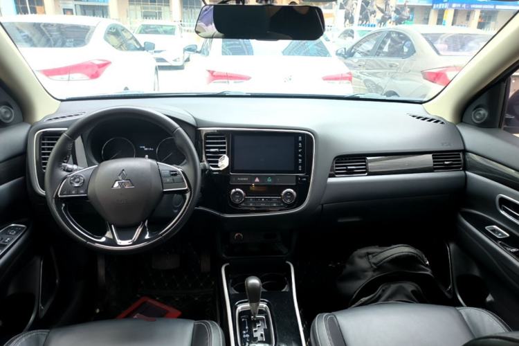 Used Mitsubishi Outlander 2020 2.0L Two-Wheel Drive Enjoyment Version 5 Seats Center Console