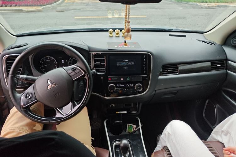 Used Mitsubishi Outlander 2020 2.0L Two-Wheel Drive Enjoyment Version 5 Seats Center Console
