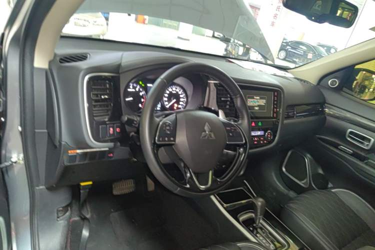 Used Mitsubishi Outlander 2020 2.4L 4x4 Zhi Xiang Edition 5 Seats Center Console