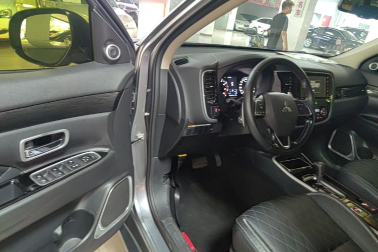Used Mitsubishi Outlander 2020 2.4L 4x4 Zhi Xiang Edition 5 Seats Driver Seat