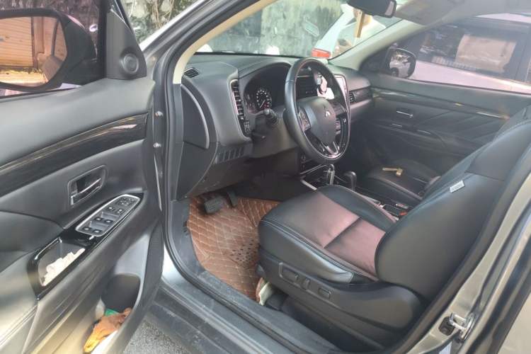 Used Mitsubishi Outlander 2020 2.0L Two-Wheel Drive Enjoyment Version 5 Seats Driver Seat